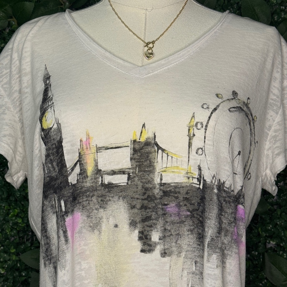 Vince Camuto White Cityscape Graphic Tee - Picture 2 of 5